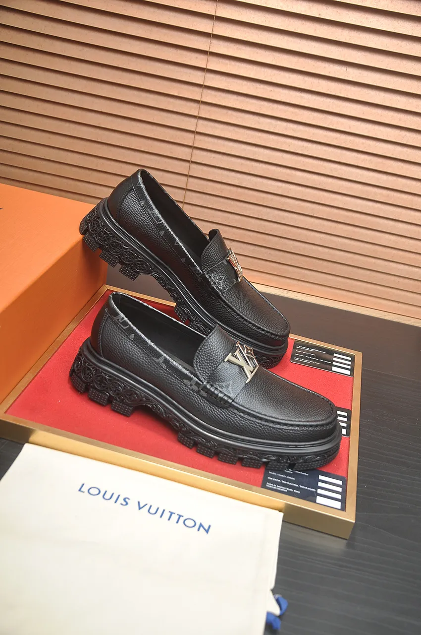 Men's men's shoes 💰760💶 [LV] (original single cowhide lining) 🍀LV's latest genuine leather business suit shoes are launched simultaneously on the official website. The first-layer cowhide imported from Italy is made of heavy gold, 💥official website 1:1 rubber outsole. Versatile to wear, high-end without losing class, and the color combination is extraordinary. This four-season style is alluring when worn on your feet, showing off your big-name flair. Standard code 39-44 (customized at 38.45)